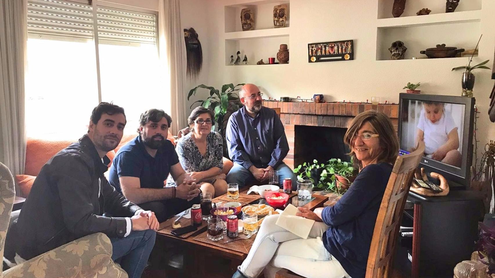 Unos amigos de la agrupación socialista de Torrelodones y pro Sánchez reciben a EL ESPAÑOL.