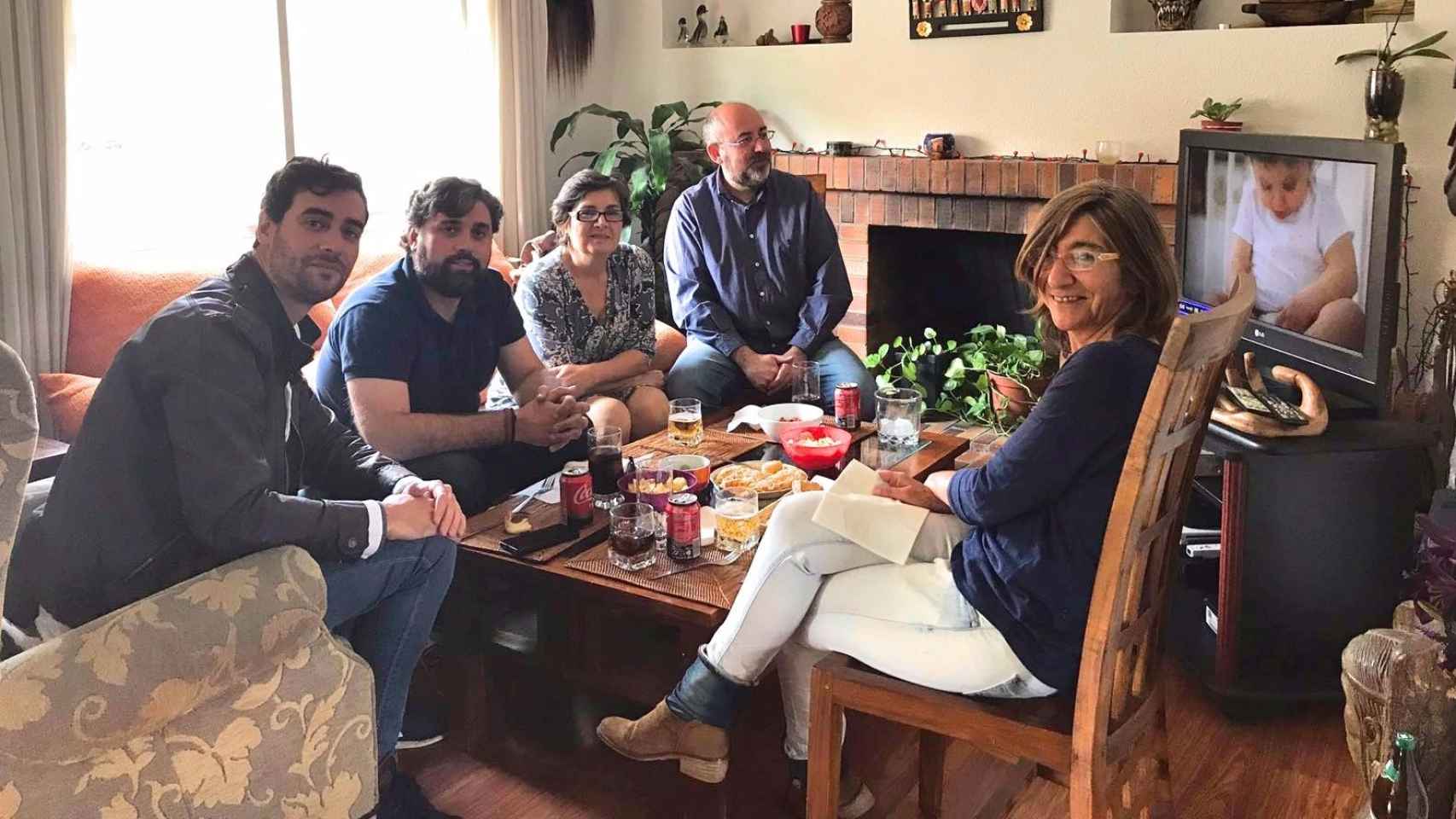 Unos amigos de la agrupación socialista de Torrelodones y pro Sánchez reciben a EL ESPAÑOL.