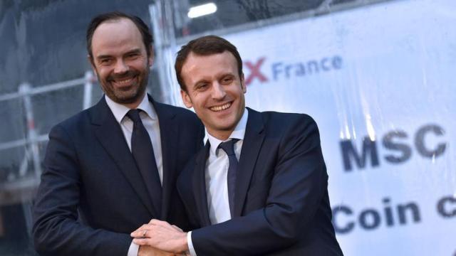 Édouard Philippe, uno de los sancionados, junto a Macron.