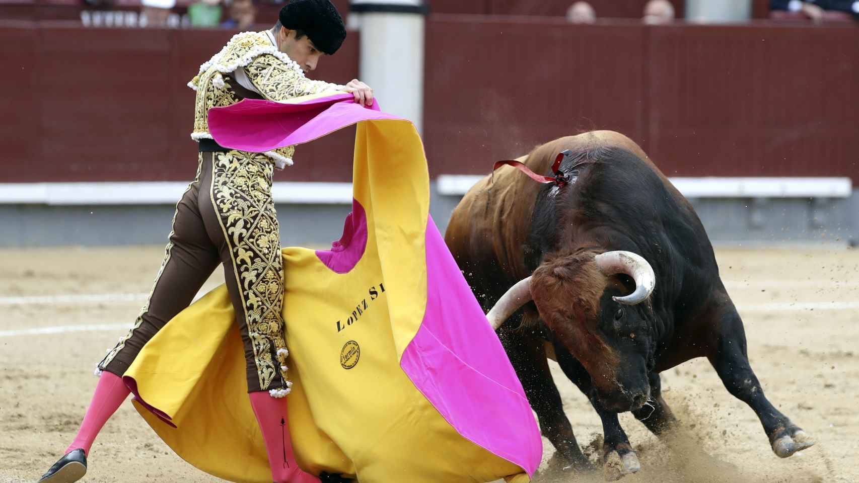 El diestro Alberto López Simón en la lidia de su primer toro.