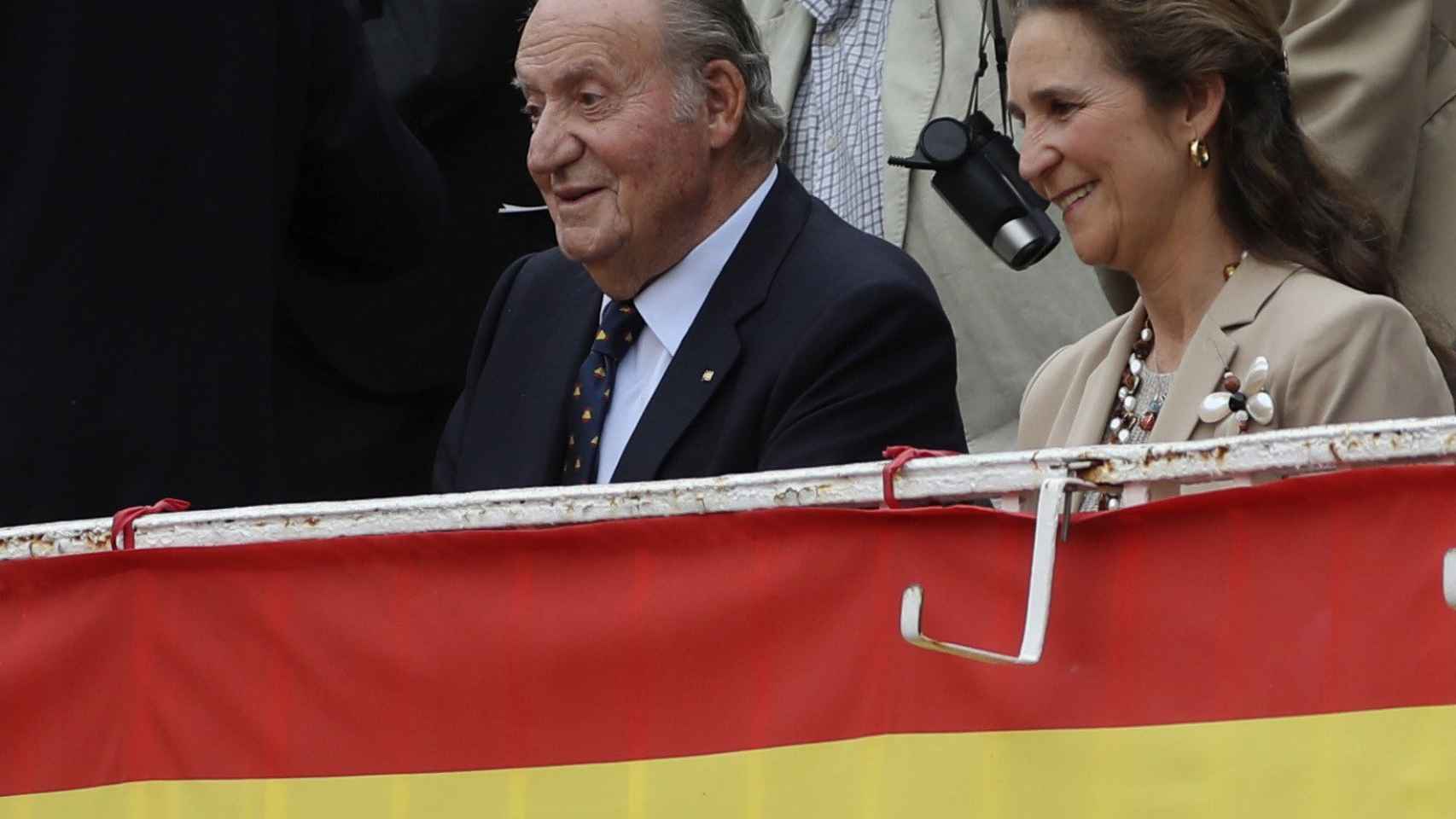 El Rey Juan Carlos  y la infanta Elena asisten al quinto festejo de la Feria de San Isidro.