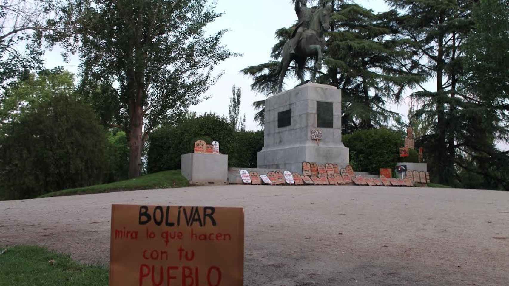 Acción reivindicativa de la oposición venezolana al régimen de Maduro en el parque del Oeste, en Madrid.