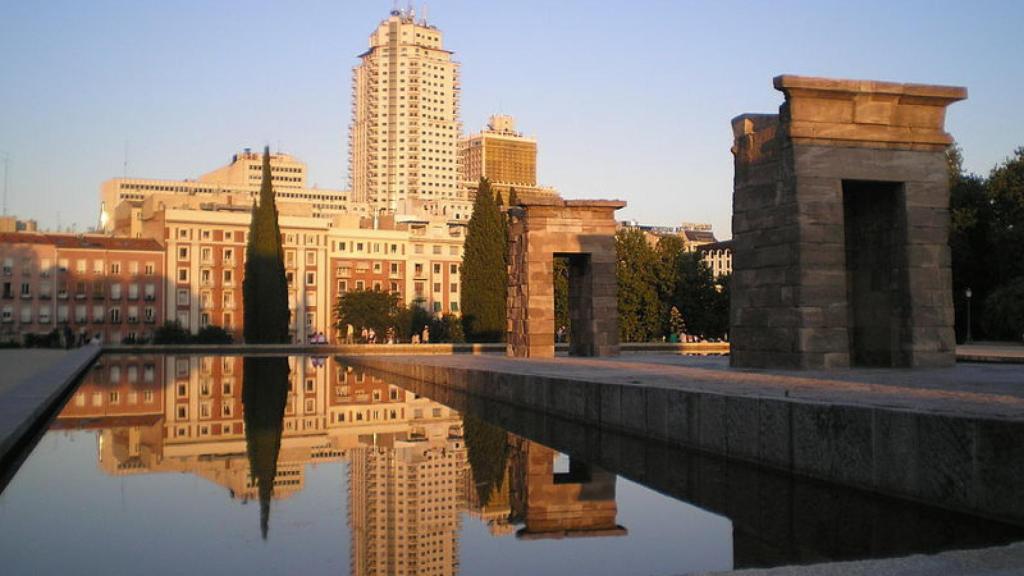 Imagen de un atardecer en el Templo de Debod.