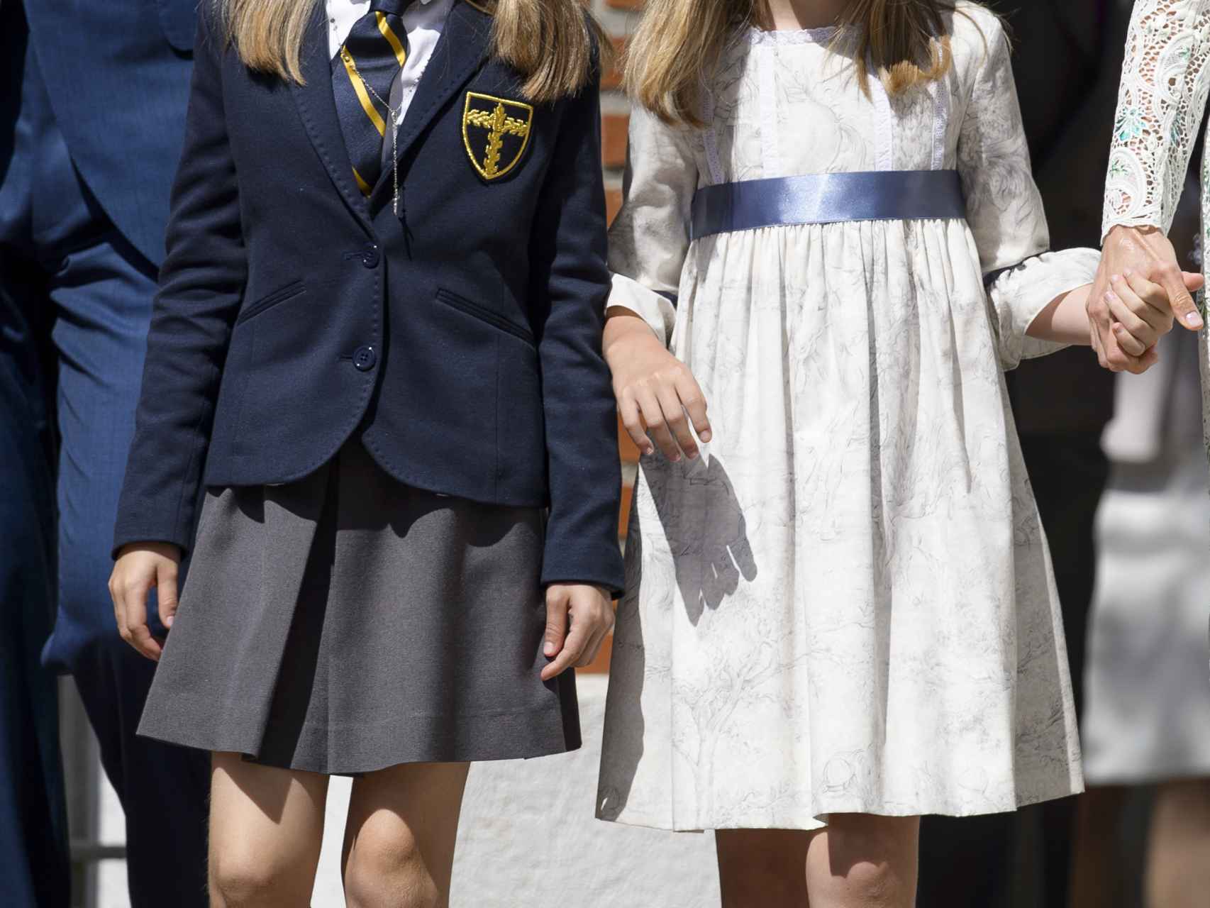 Leonor, vestida de uniforme en su comunión, junto a una elegante Sofía.