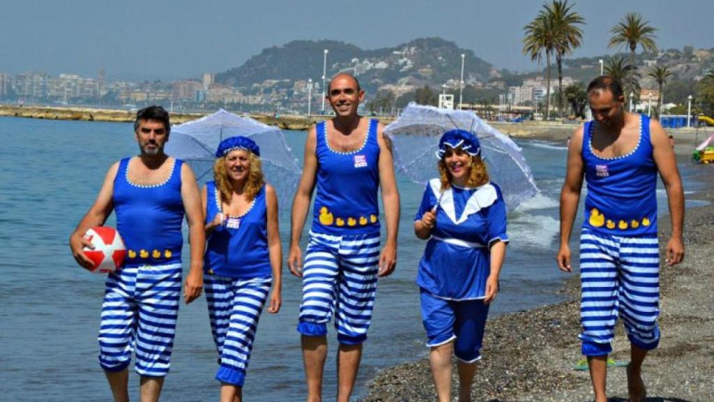 Eduardo Zorrilla (en el centro) pasea por la playa de Málaga junto a sus compañeros de partido, 2014.