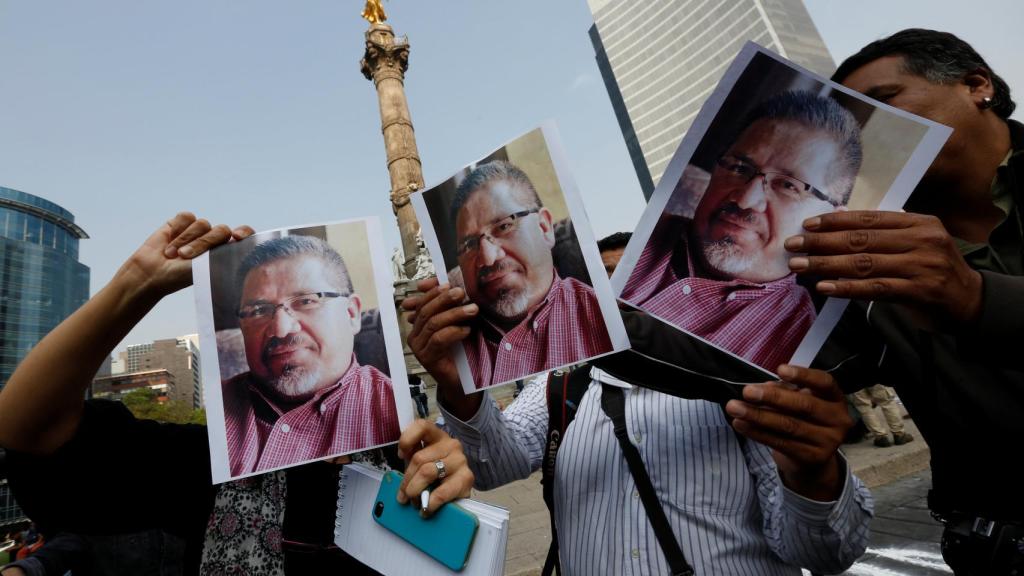 Manifestantes con la foto de Javier Váldez, una de las últimas víctimas