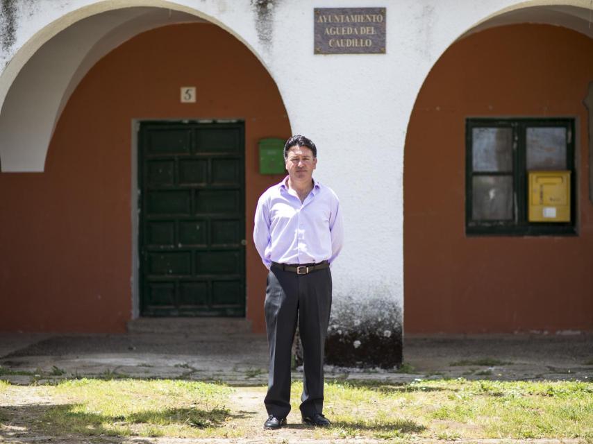 Florindo ante el ayuntamiento de Águeda.