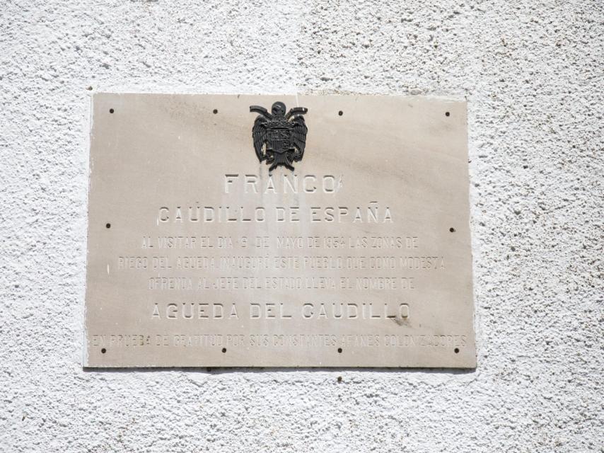 Todavía una placa conmemora en el pueblo el día en el que el dictador lo inauguró.