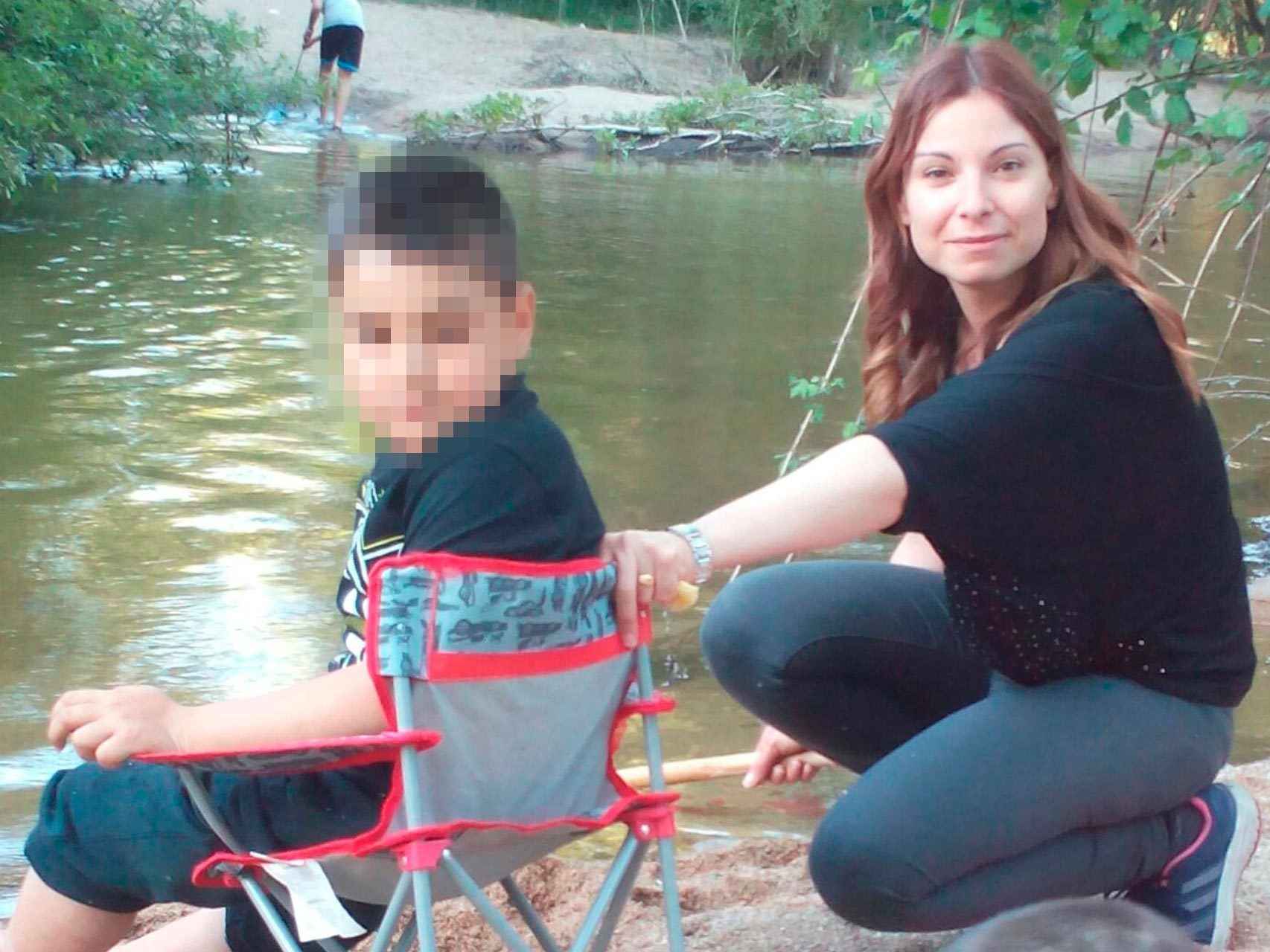 Mónica y su hijo Ángel, con parálisis cerebral y autismo.