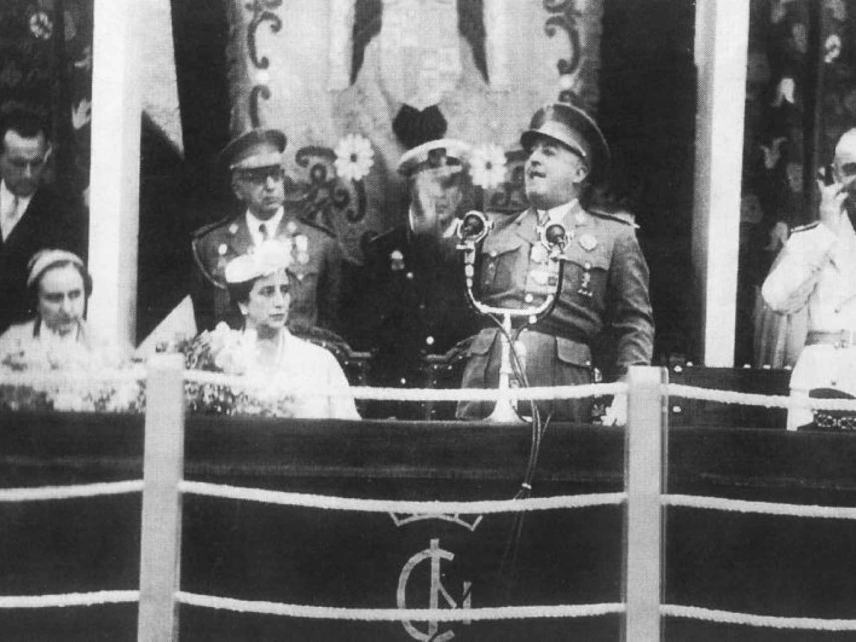 El domingo 9 de mayo de 1954, Franco se subió al balcón del ayuntamiento de Águeda del Caudillo para pronunciar su discurso de inauguración. Así fundaba pueblos su dictador, acompañado de su esposa y de su séquito de adláteres del Movimiento. Esta foto corresponde a ese día.