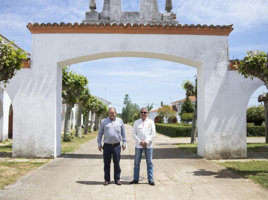 Los vecinos del pueblo apoyan y reivindican su derecho de tener a Franco enterrado en sus terrenos. Quieren rendirle homenaje.