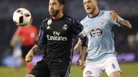 Sergio Ramos y Guidetti disputan un balón en el último Celta - Real Madrid.