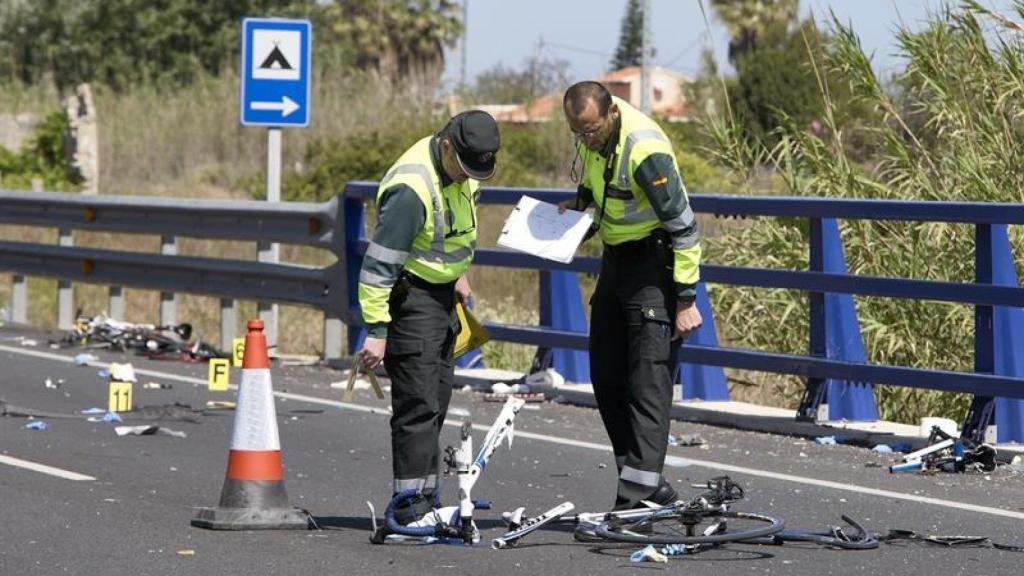 La Policía examina la zona tras el accidente de Oliva (Valencia).