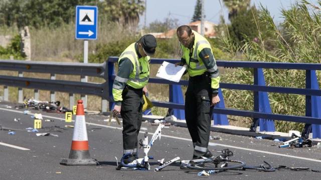 La Policía examina la zona tras el accidente de Oliva (Valencia).