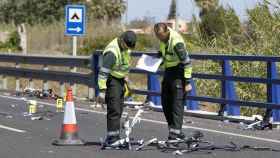 La Policía examina la zona tras el accidente de Oliva (Valencia).