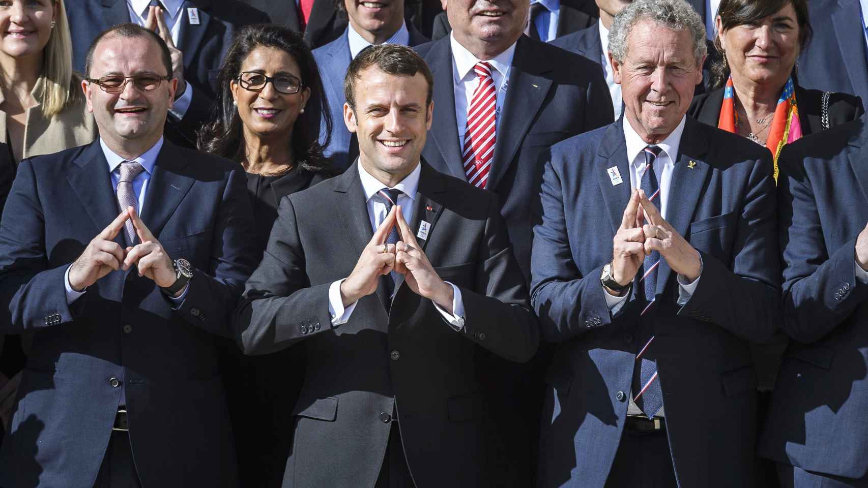 Macron, en el centro, en la bienvenida a la comisión del COI.