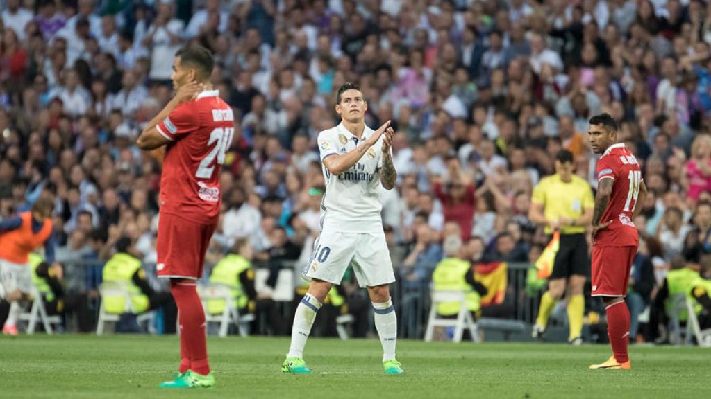 James aplaude a la grada del Bernabéu. Foto: Pedro Rodríguez / El Bernabéu