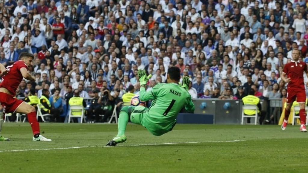 Kelor Navas hace un paradón a Jovetic. Foto: Pedro Rodríguez / El Bernabéu