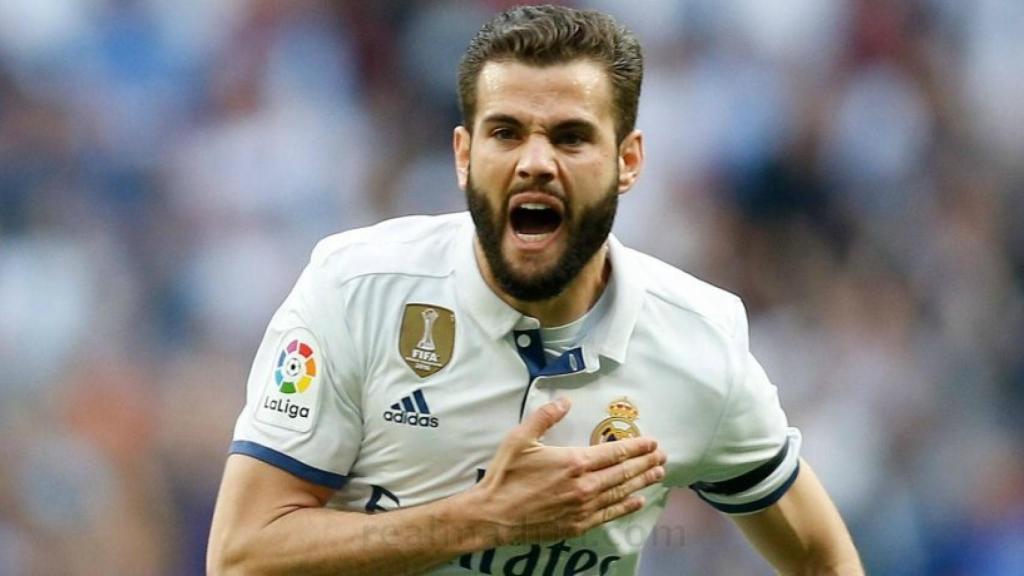 Nacho se toca el escudo. Foto: Pedro Rodríguez / El Bernabéu