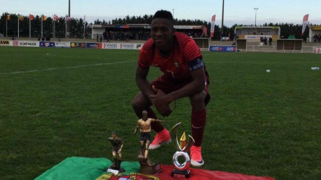 Úmaro Embaló, joven joya del Benfica   Foto: Twitter (@SLBenfica)