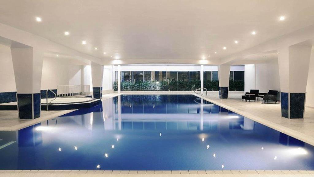 Piscina en el hotel Mercure de Cardiff, elegido por el Madrid  Foto: mercure.com