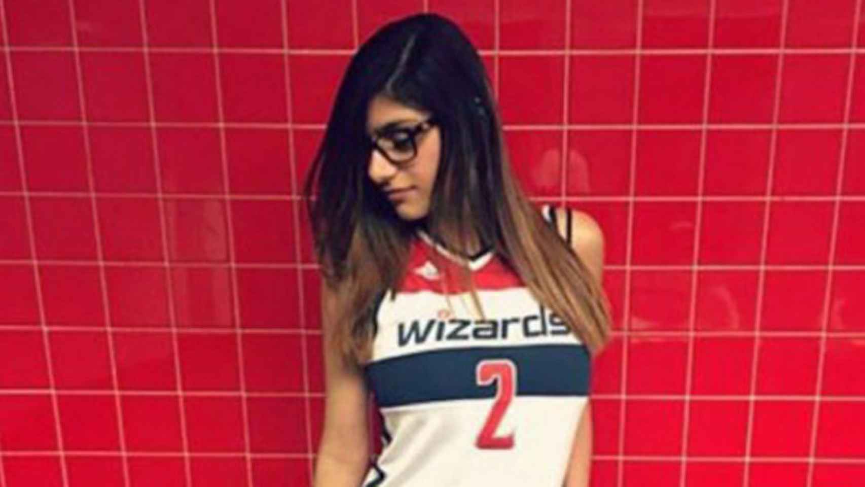 Mia Khalifa posando con la camiseta de los Wizards. Foto: Twitter (@miakhalifa)