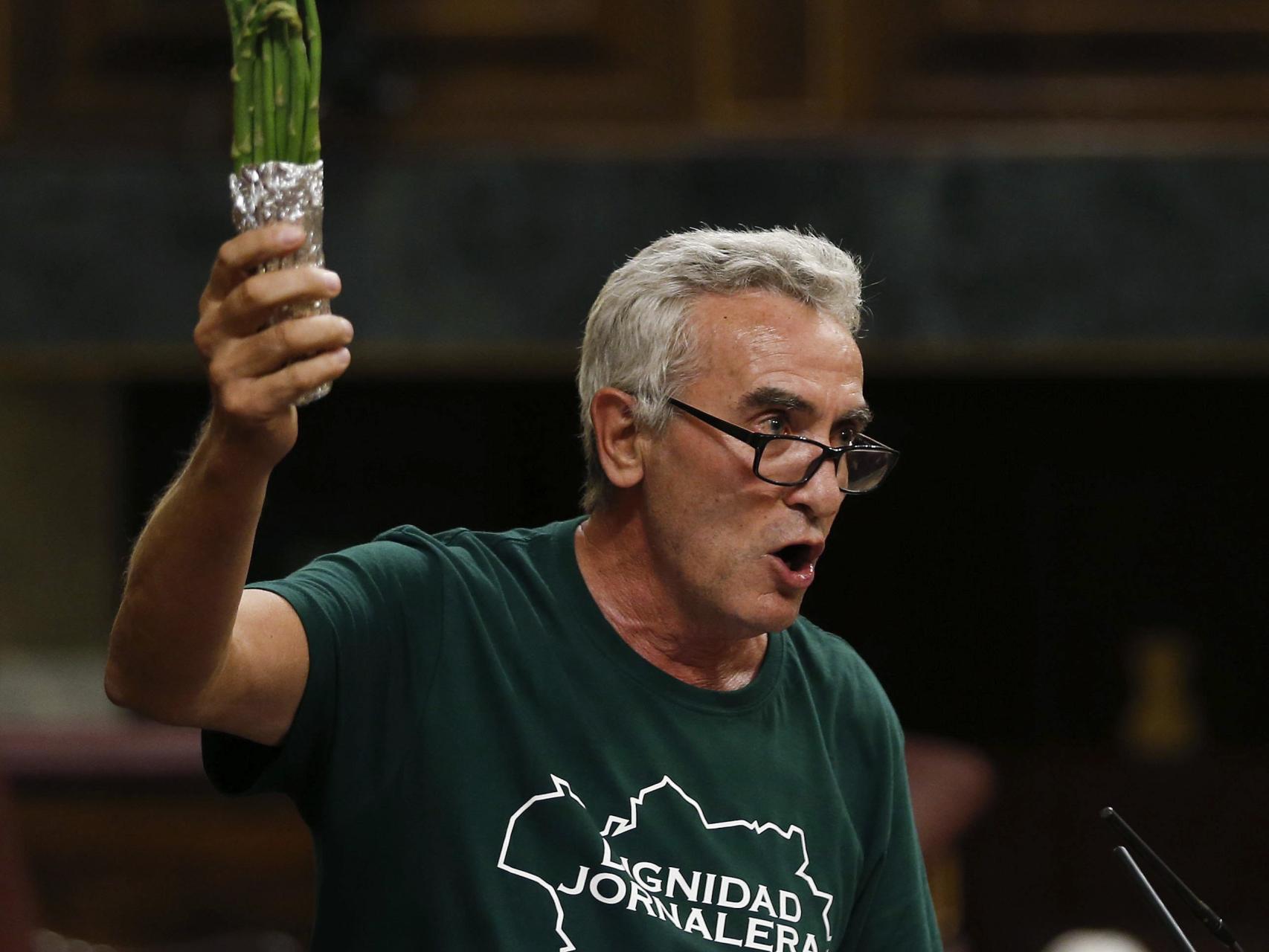 Cañamero levanta el manojo de espárragos en el estrado del Congreso.