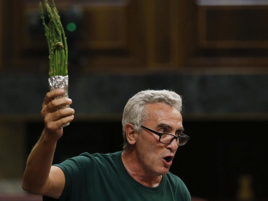 Cañamero levanta el manojo de espárragos en el estrado del Congreso.