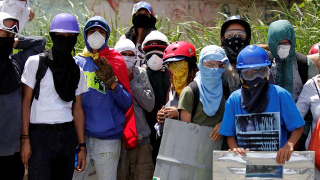 Simpatizantes de la oposición bloquean una calle de Caracas.