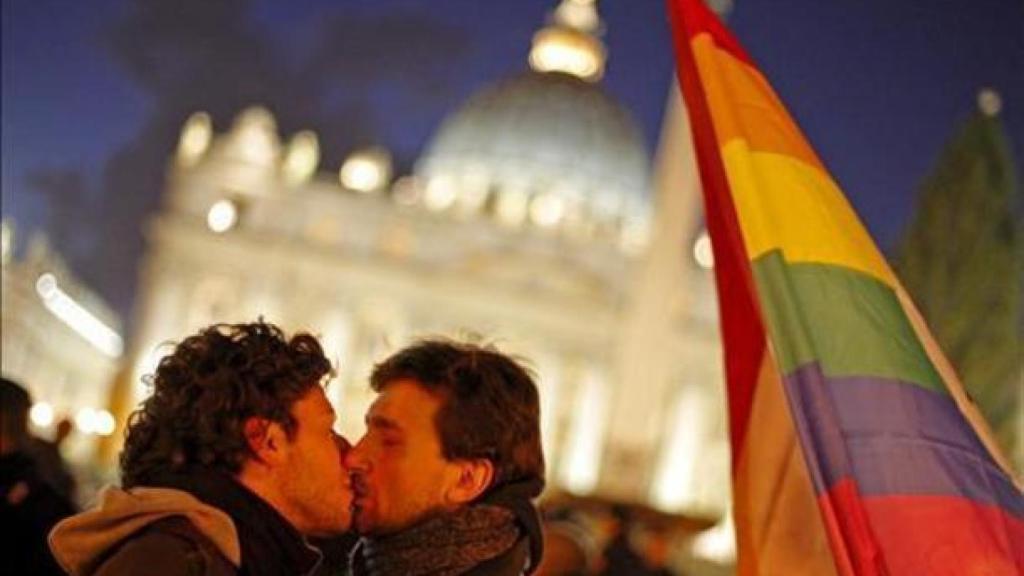 Dos homosexuales se besan frente al Vaticano en una imagen de archivo