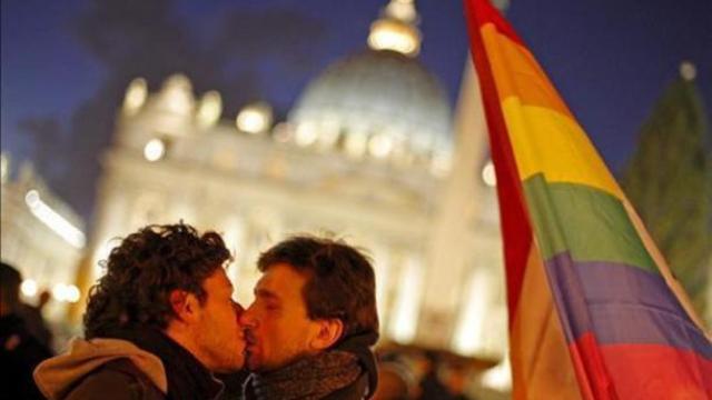 Dos homosexuales se besan frente al Vaticano en una imagen de archivo