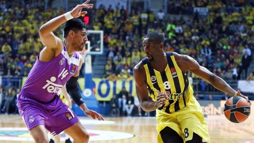 Ekpe Udoh frente a Gustavo Ayón en un partido de esta temporada.