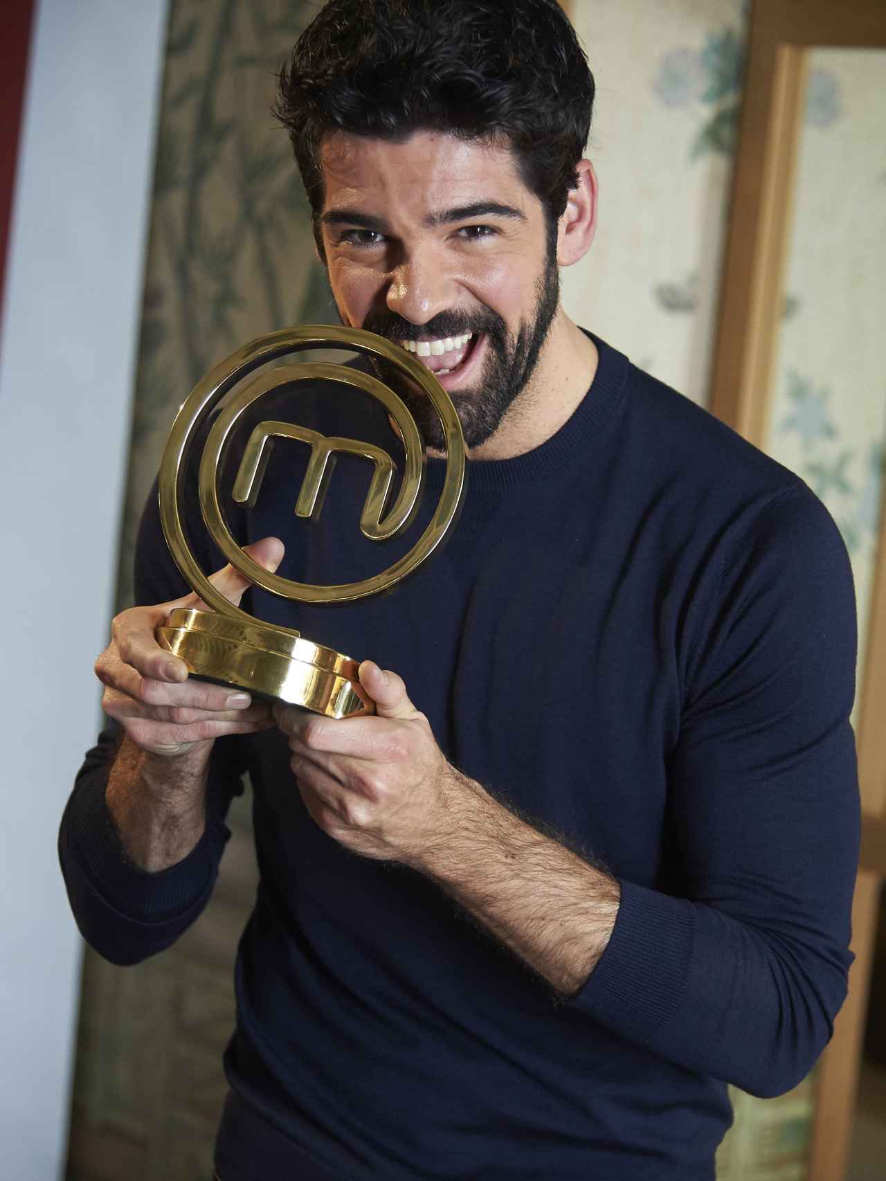 Miguel Ángel Muñoz con el premio de MasterChef.