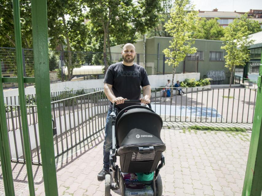 Uno de los padres que se une a la protesta.