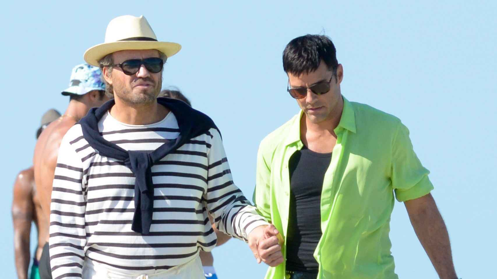 Ricky Martin junto a Edgar Ramírez durante el rodaje de la serie en Miami. | Foto: GTRES.