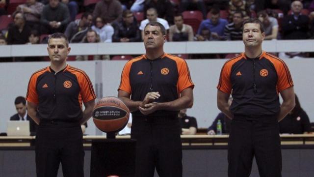 Daniel Hierrezuelo (en el centro) antes de un partido de Euroliga.