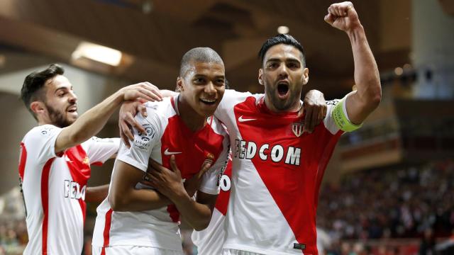 Mbappe y Falcao celebran el título del Mónaco.