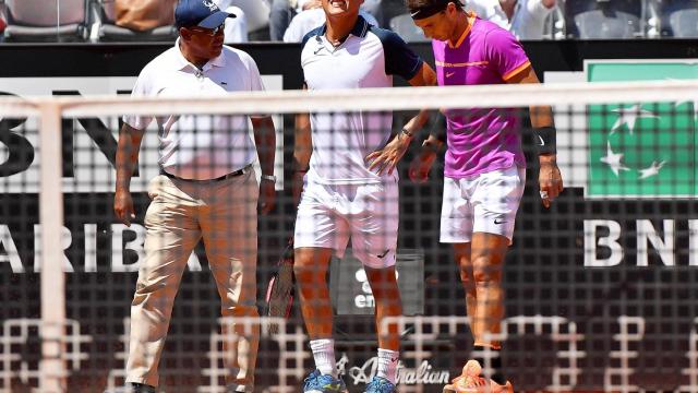 Nadal, ayudando a Almagro tras la lesión en su rodilla izquierda.