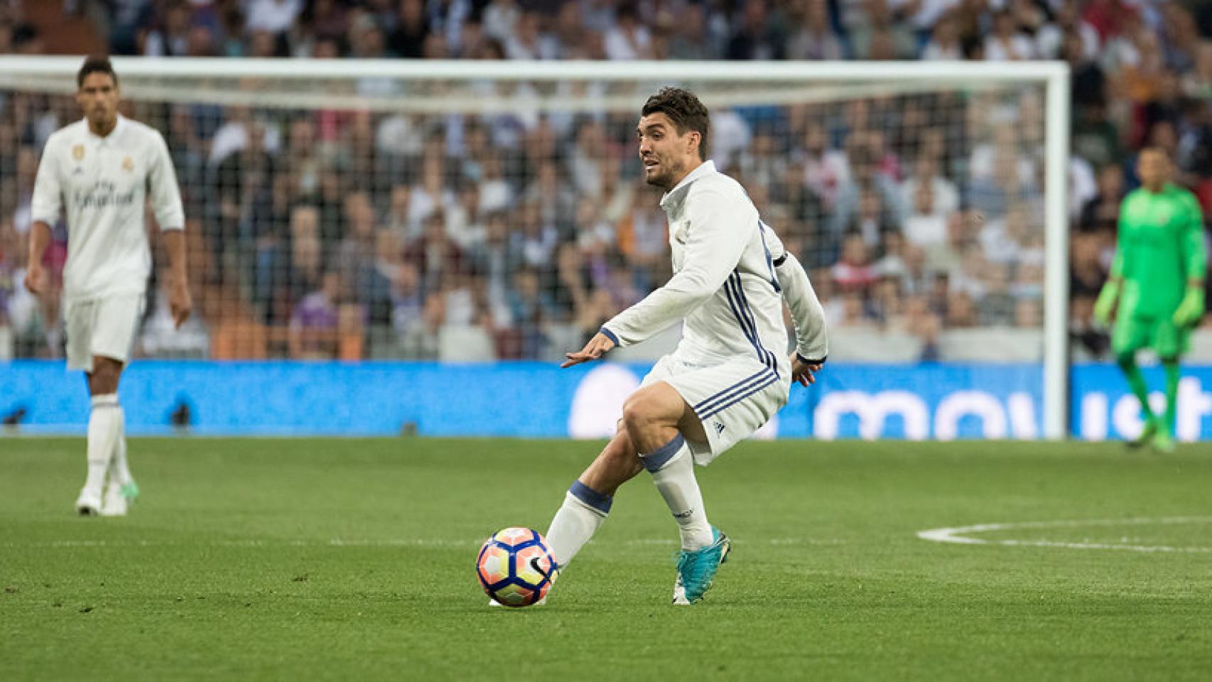 Mateo Kovacic intenta un pase. Foto: Pedro Rodríguez / El Bernabéu