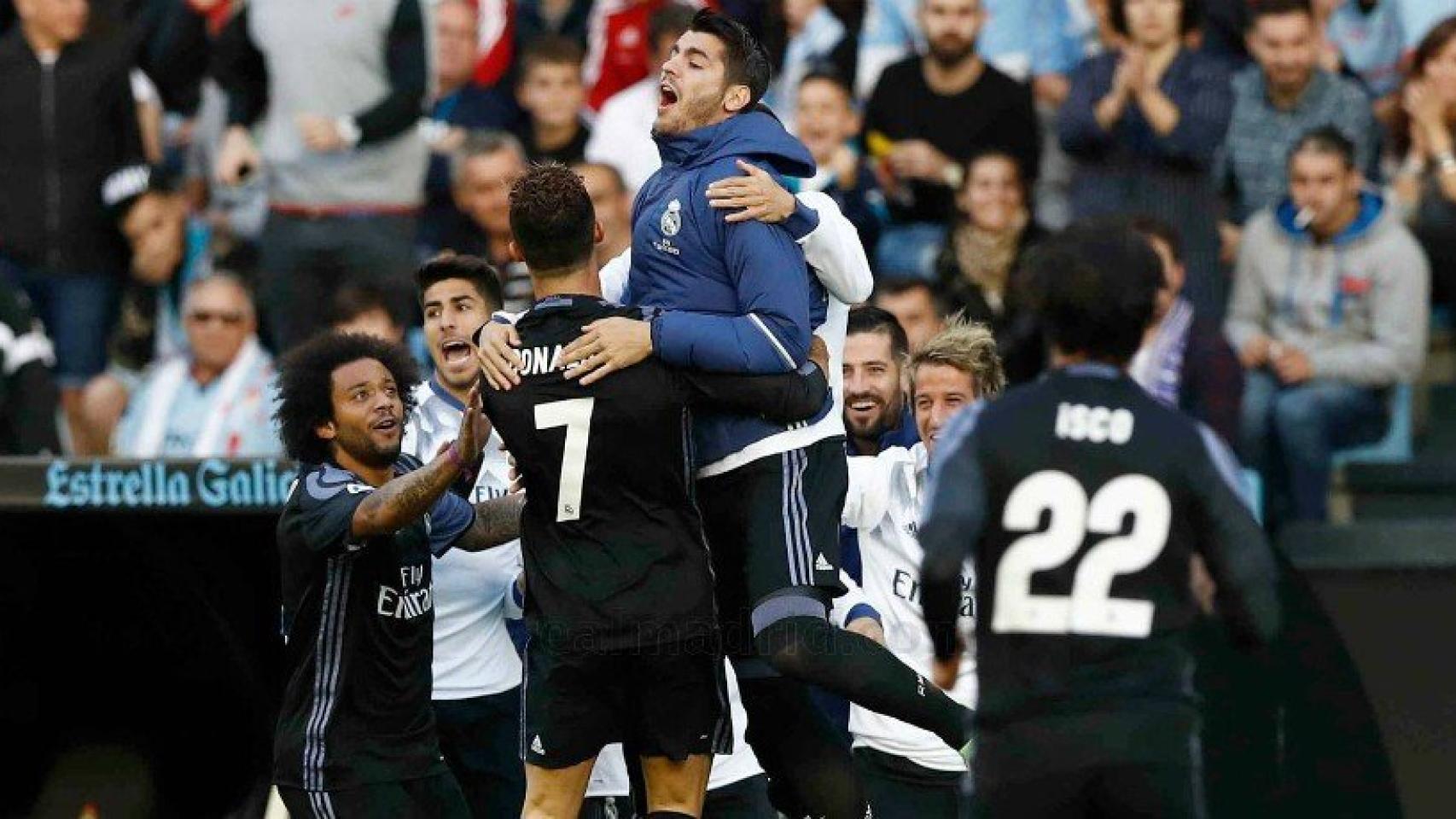 Morata, y el banquillo, eufóricos con el gol de Cristiano