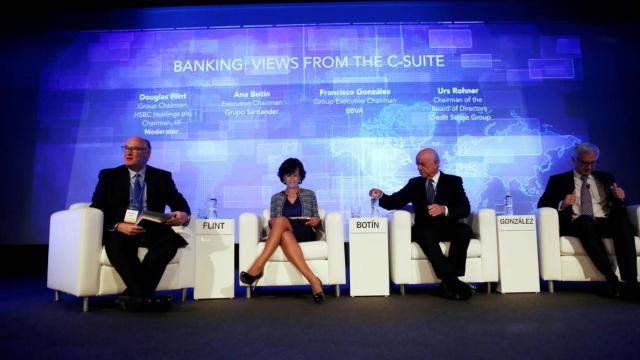 En el centro, Ana Botín y Francisco González, presidentes del Banco Santander y del BBVA.