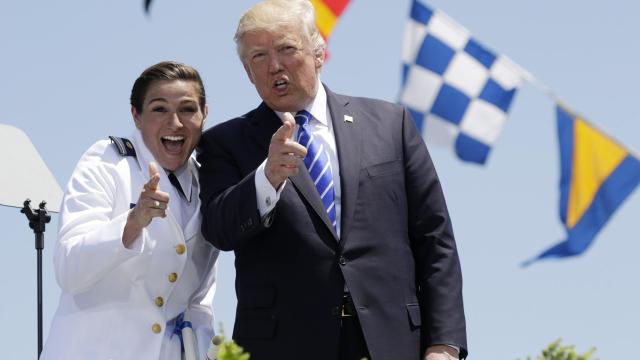 Trump durante un acto con los cadetes de la Guardia Costera