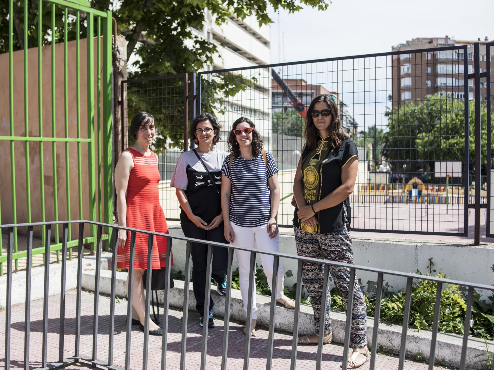 Varias de las madre que recogen las firmas contra el derribo.