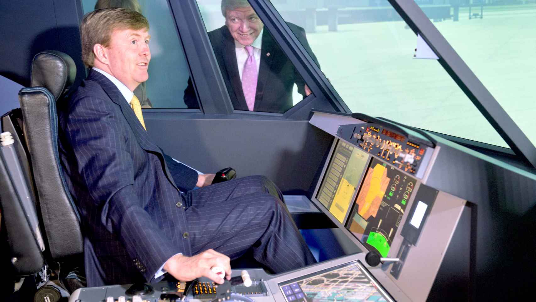 Guillermo de Holanda, en un simulador de cabina de vuelo.