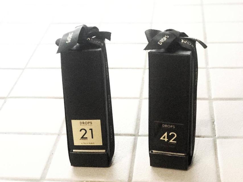 Imagen de los perfumes de Laura Escanes y Risto mejide.