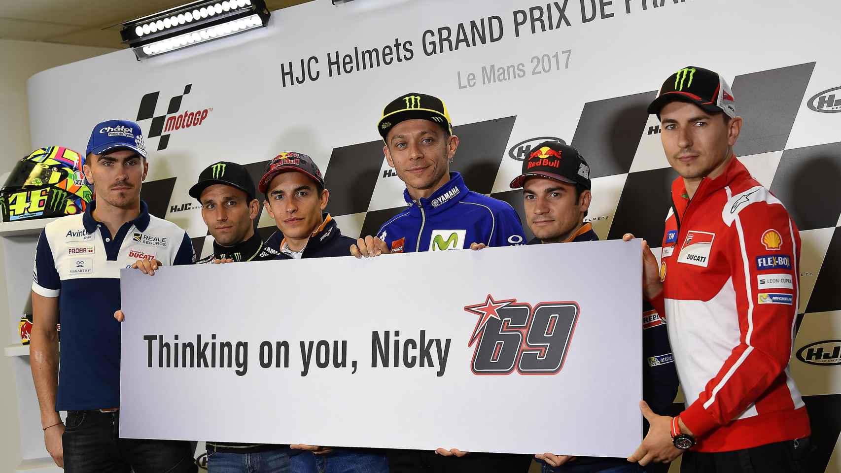 Baz, Zarco, Márquez, Rossi, Pedrosa y Lorenzo muestran una pancarta en la que se lee 'Pensamos en ti, Nicky'.