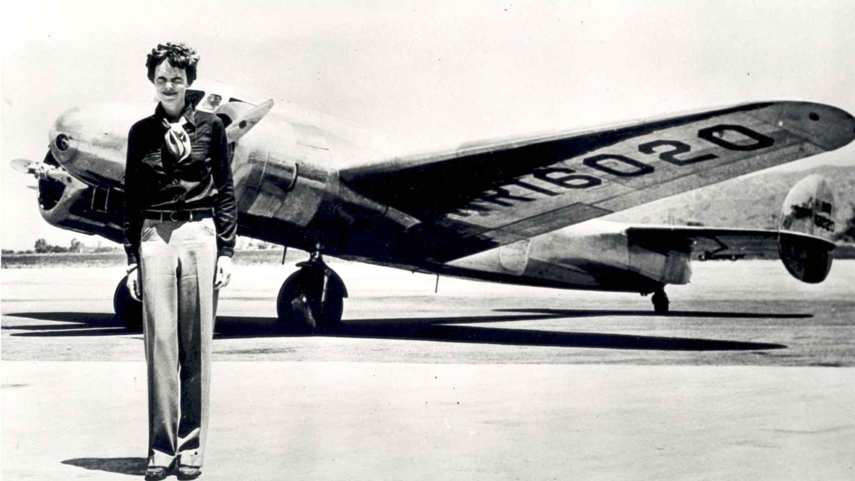 Amelia Earhart junto a uno de sus aviones.