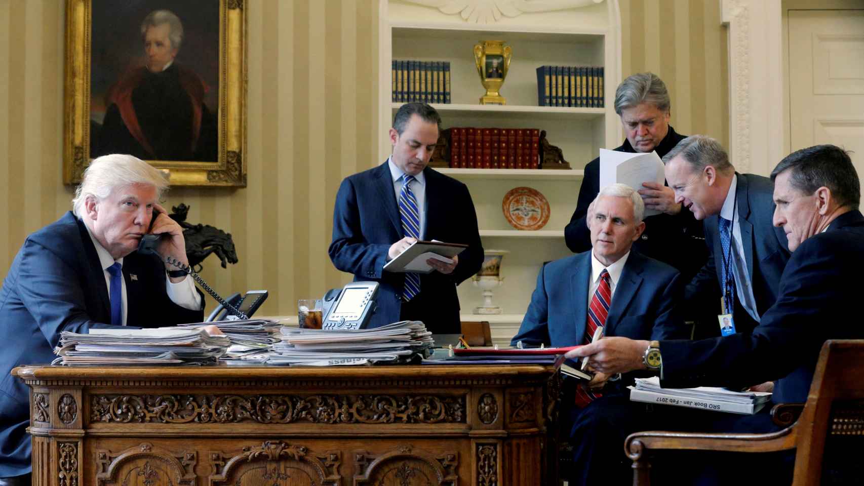 Trump junto a sus asesores en el Despacho Oval, en una imagen de archivo