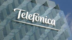 Logotipo de Telefónica en su sede, en Madrid.