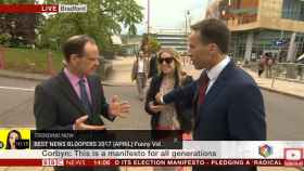Polémica en la BBC: un reportero le toca el pecho a una transeúnte